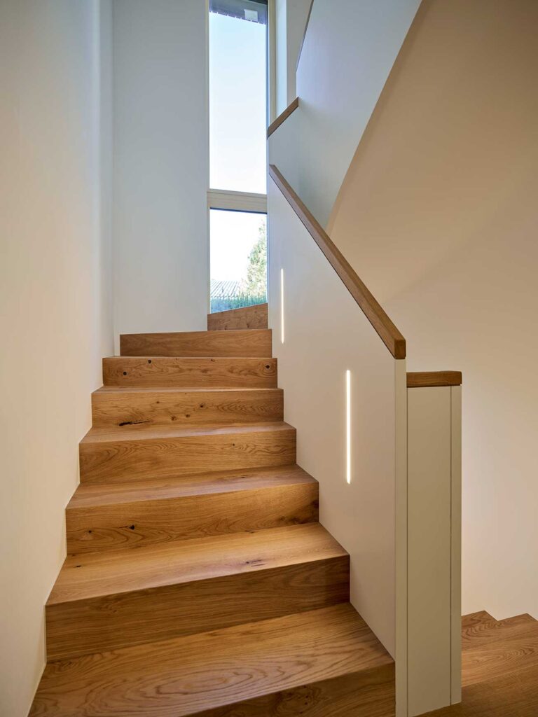Geschlossene_Holztreppe-T39-03